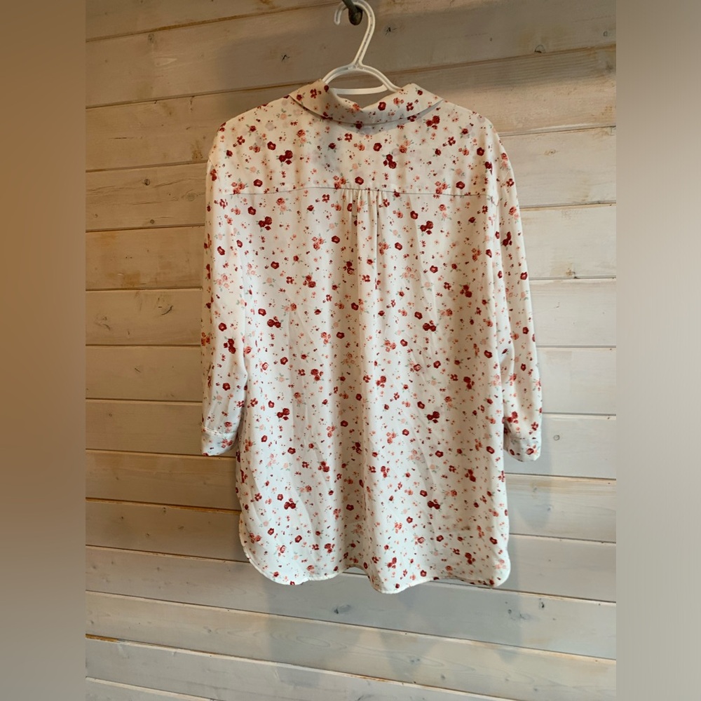 Reitmans | White Blouse w Red Floral Design - Picture 7 of 7